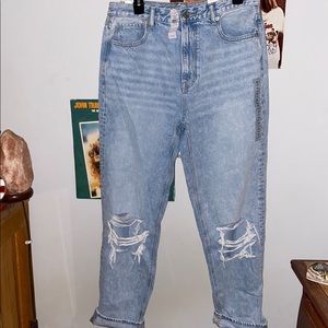 AE Distressed mom jeans !!